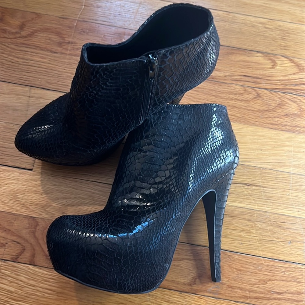 A.X.N.Y American Exchange New York Black Snakeskin Platform Bootie…Sz 10